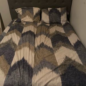bed comforter + two pillows cases